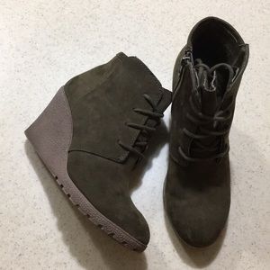 Olive ankles boots. Suede. 💕